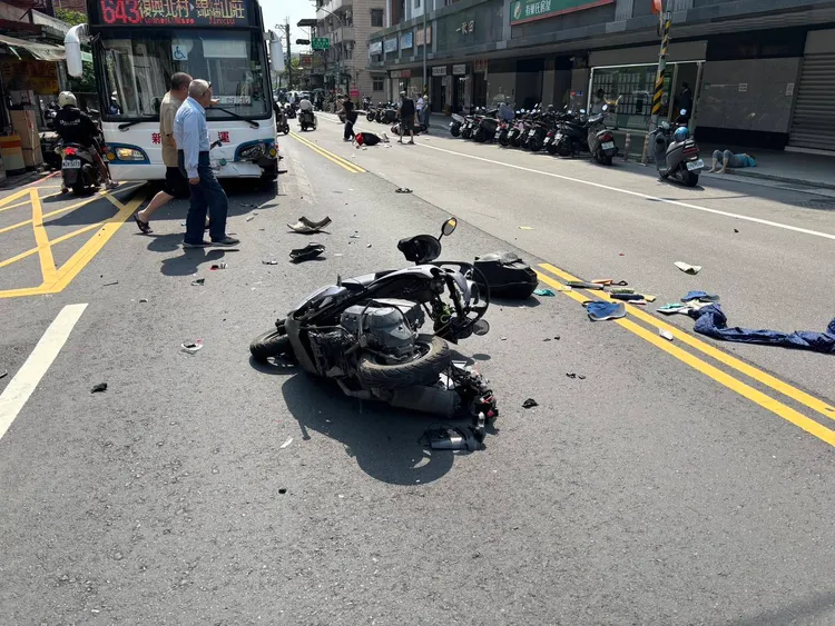 機車追撞引發骨牌效應，新店3人受傷送醫，其中1人傷勢較重，送醫後不治身亡。翻攝畫面