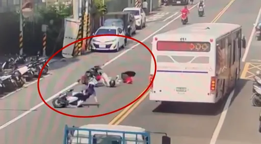 死亡瞬間曝！7旬翁猛撞待轉機車波及公車　人噴飛翻滾送醫不治　