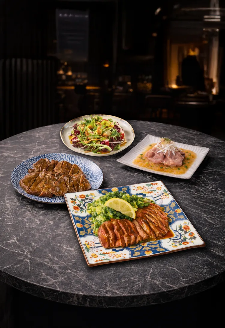 「母親節2人盛宴」冷涮牛舌搭炭燒主餐，一次吃出清爽與炭香層次。業者提供