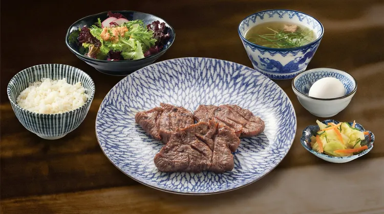 「味噌牛舌三枚定食」秘製味噌炭香入味，搭麥飯清湯超滿足。業者提供