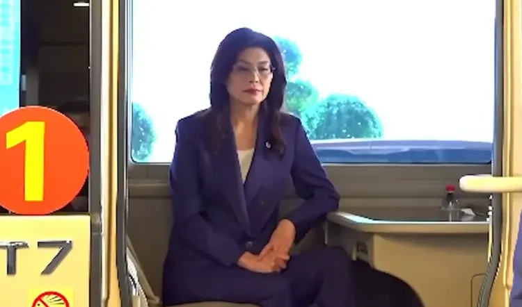 鄭麗文乘坐公務巴士前往會晤習近平。翻攝畫面