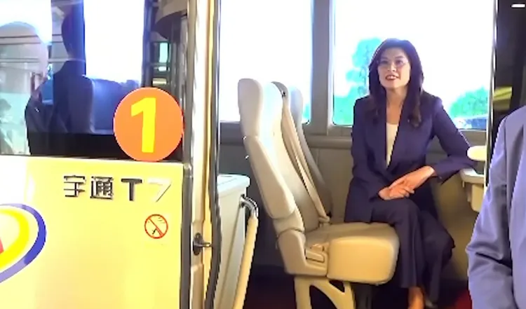 鄭麗文坐在公務巴士上等待進行下一個行程、也就是會晤習近平。翻攝畫面