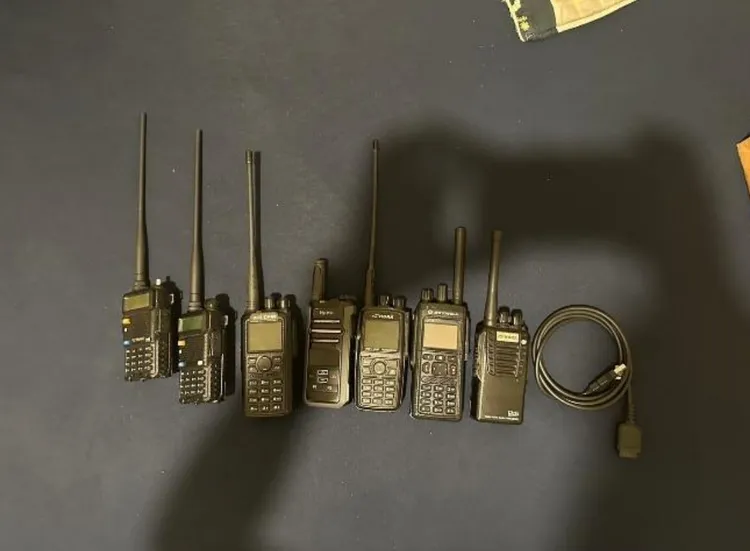檢警查扣無線電及電子設備。翻攝畫面
