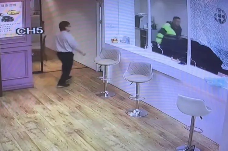 關東橋派出所巡佐王聖文進入當舖制伏嫌犯救出人質。翻攝畫面