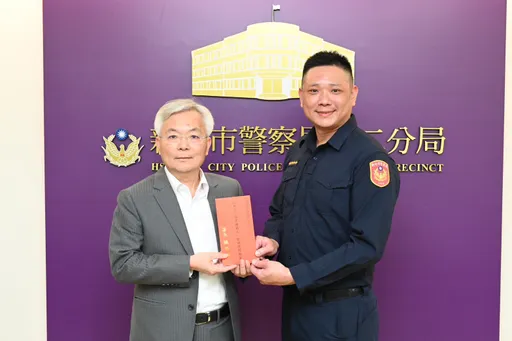 竹市勇警奪槍救人質　署長南下慰勉頒發破案獎金