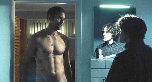 男星上演情色摔角　邀父親看他吞吐羞爆