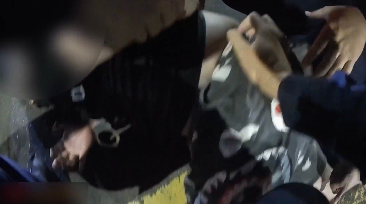 高雄醉男深夜徘徊大聲辱罵!出手推擠執勤員警 這下GG了