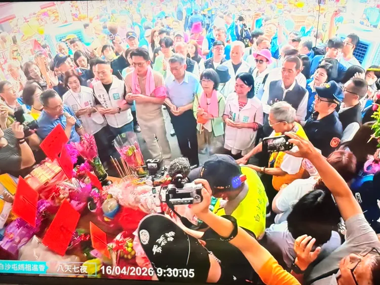 民眾黨前主席柯文哲偕妻子陳佩琪、主席黃國昌現身參拜。取自白沙屯網路電視台