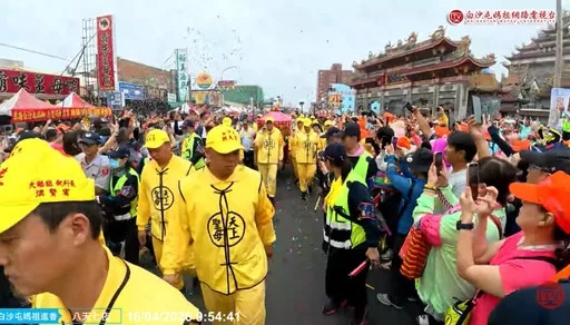 「粉紅超跑」快到了！一路狂飆提早1小時到北港　這些人也來了