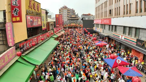 「粉紅超跑」快到了！一路狂飆提早1小時到北港　這些人也來了