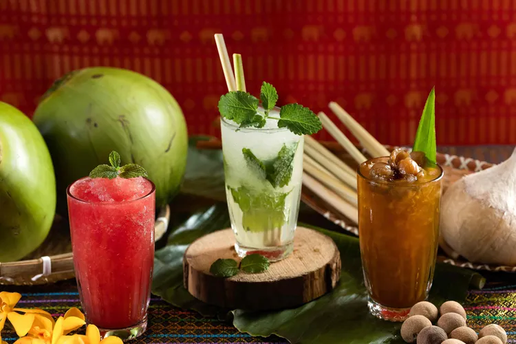 泰市場新增「龍眼冰茶」、「西瓜冰沙」與創意調酒「香茅摩西多」，為整體用餐體驗增添清爽迷人的熱帶風情。台北晶華提供 