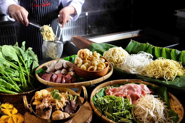 賓客於現煮湯品區可看見臨場感十足的「泰式船麵」，以濃郁豬龍骨高湯搭配豐富配料，堆疊出香辣飽滿的道地風味，讓饕客彷彿置身泰國運河邊的小船麵攤，感受熱鬧迷人的街頭食趣。台北晶華提供