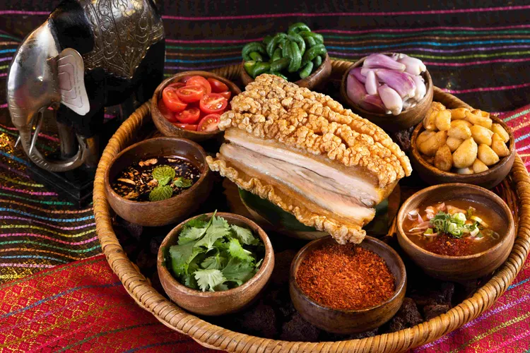 泰國經典料理「泰式脆皮燒肉」亦同步登上餐檯，主廚嚴選帶皮豬五花，經香料醃製後慢火烘烤，打造外皮酥脆、肉質多汁的絕佳口感，搭配特製鮮檸羅望果醬與椰糖黑醋汁，滋味清爽不膩口。台北晶華提供