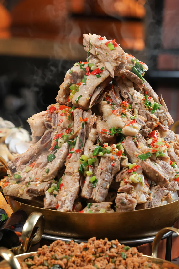 深受大家喜愛的「巨無霸火山排骨」也將持續供應，主廚選用豬腩排燉煮至軟嫩入味，並以層層堆疊的山形呈現，打造吸睛又開胃的經典招牌。台北晶華提供