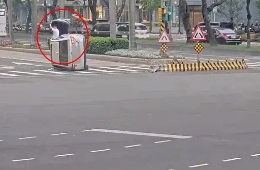 北市小客車自撞側翻　駕駛驚險「爬出」逃生畫面曝