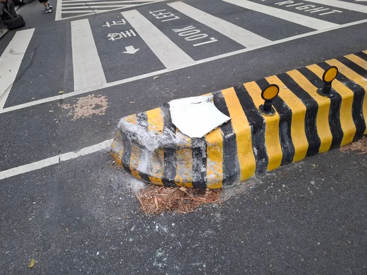 遭撞的行人庇護島。翻攝畫面