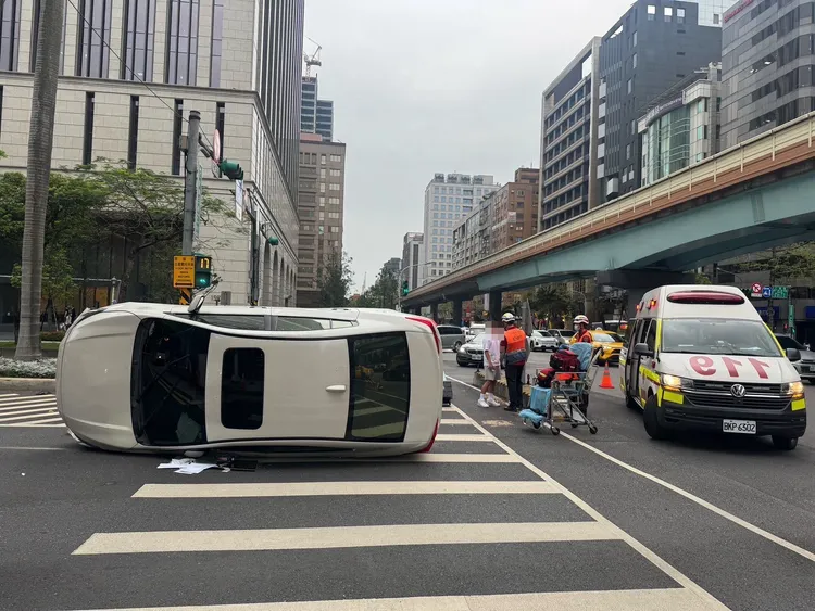 救護人員到場，張男表示不需就醫。翻攝畫面