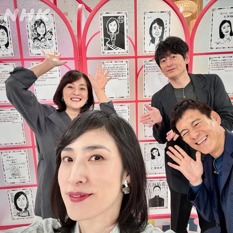 天海祐希（前）和主持人玩自拍，不怕站在最前面拍大特寫。翻攝nhk_asaichi IG