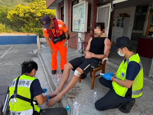 外籍衝浪客台東海邊閃野狗摔傷　岸巡協助送醫