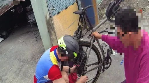 德籍騎士環臺枋寮爆胎自摔顧路！展現國民外交　暖警即刻援助