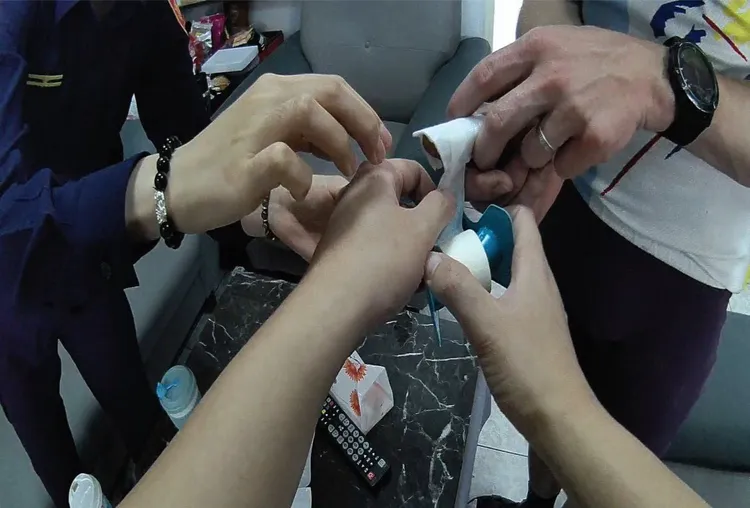 警方將德籍騎士帶回派出所進行簡易包紮。翻攝畫面