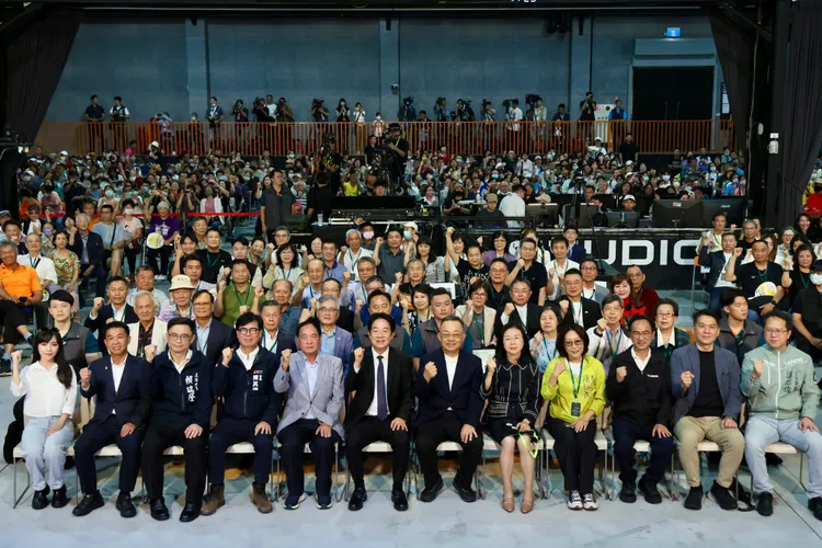 賴總統、高雄市長陳其邁與多位立委、在地議員一同緬懷台灣民主的推手。翻攝畫面