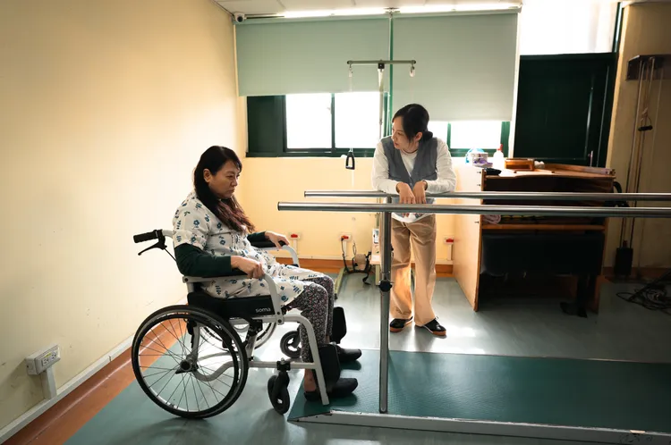 簡嫚書(右)陪著受傷的媽媽楊潔玫復建。我的耐心有限公司提供