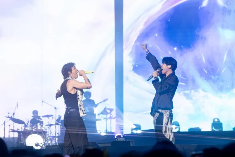 李洪基（左）和李昇基激動對唱。SYL TW提供