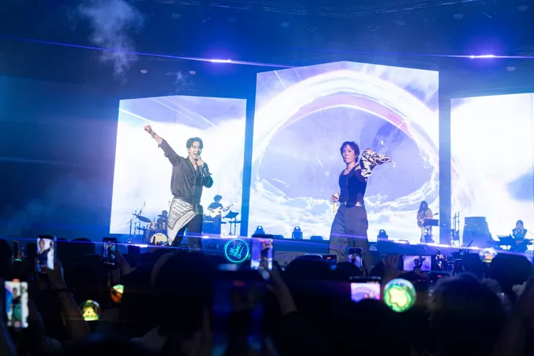 李昇基（左）、李洪基與歌迷熱情互動。SYL TW提供