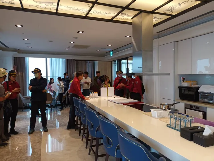 「遠雄THE ONE」因公設未申請裝修許可施工，違反建築法相關規定，先後被罰鍰2次。高市工務局提供