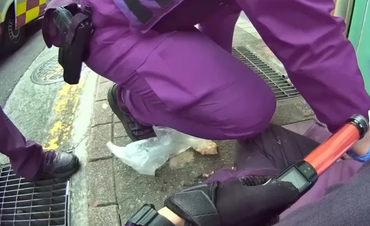 警方欲進行酒測。翻攝畫面