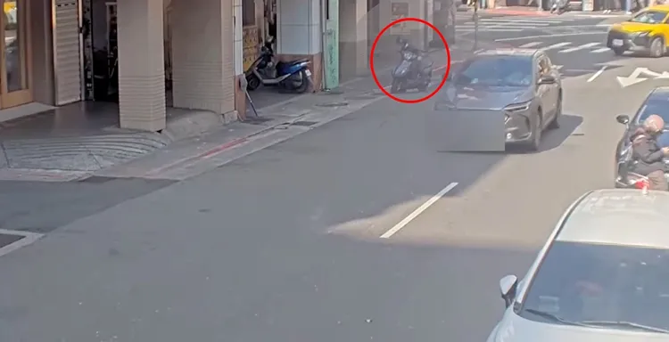 男騎士於路邊嘔吐。翻攝畫面