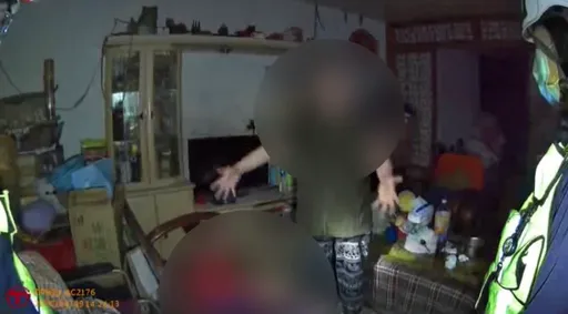 女兒生病打119　警消到場婦人竟持雙刀襲警