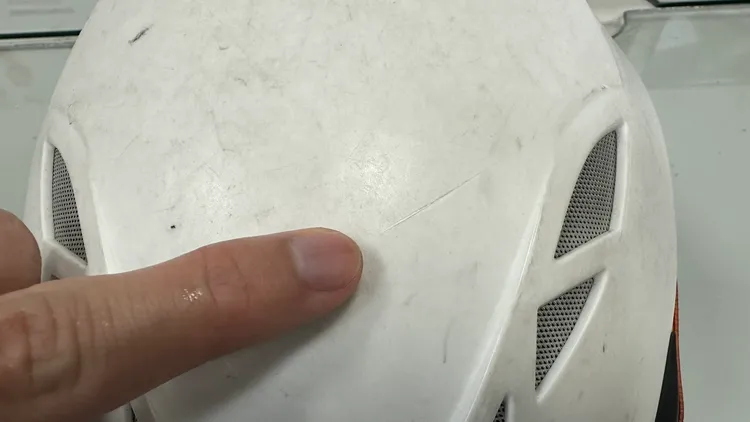 員警頭盔被刀擊中。警方提供