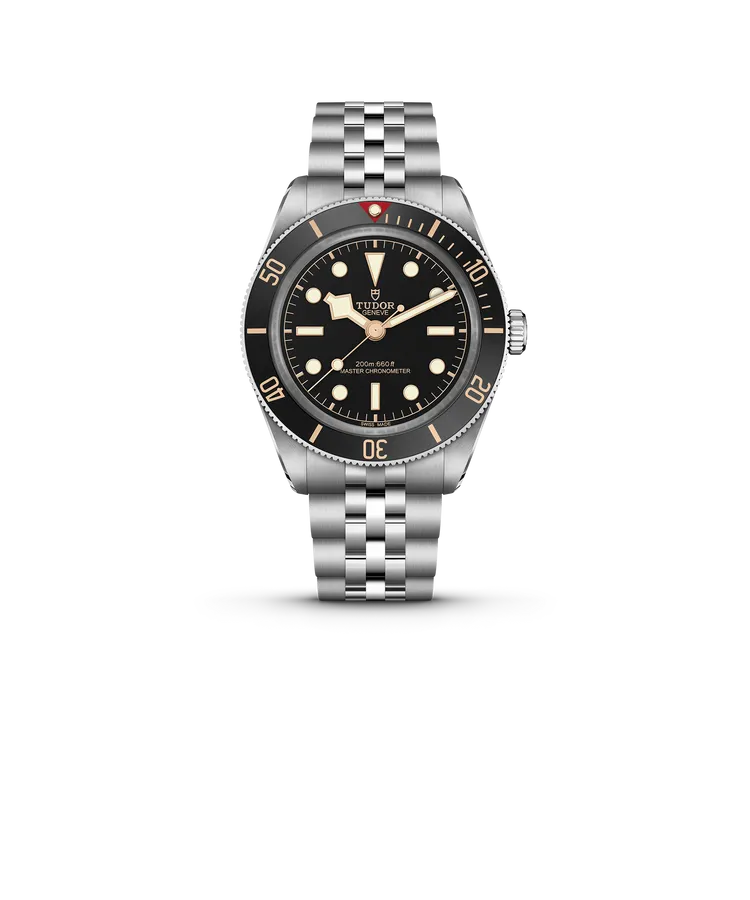 帝舵Black Bay 58，39mm，磨光及磨砂不銹鋼錶殼，啞黑色圓拱形錶盤，不銹鋼五鏈節錶帶，MT5400-U機芯，動力儲存65小時，防水深度200米。品牌提供