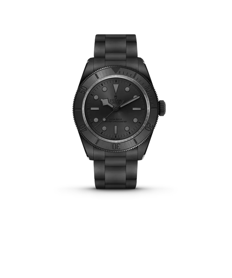 帝舵Black Bay Ceramic，41mm，微珠噴砂啞黑色陶瓷錶殼，碳黑色圓拱形太陽放射紋錶盤，黑色全陶瓷錶帶，MT5602-U機心，動力儲存70小時，防水深度200米。品牌提供