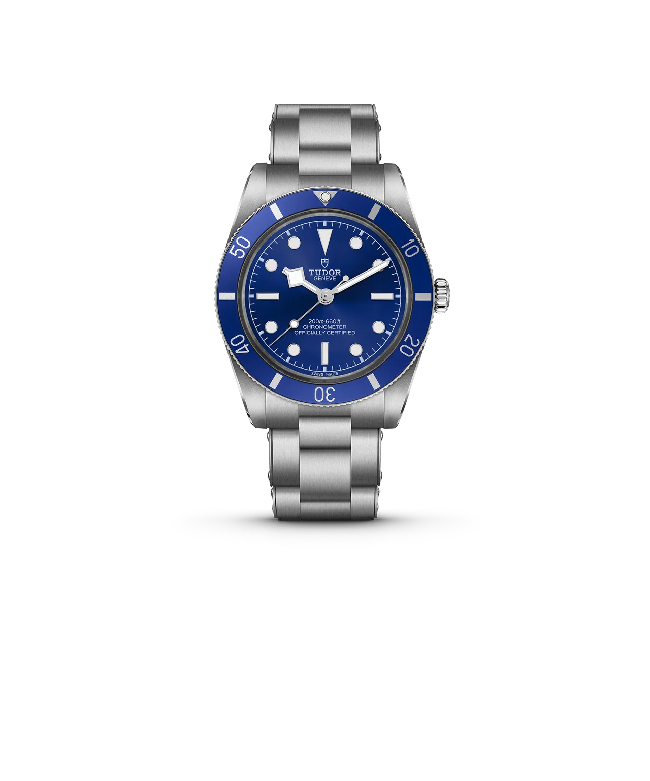 帝舵Black Bay 54 「藍色款」，37mm，磨光及磨砂不銹鋼錶殼，藍色圓拱形磨砂太陽放射紋錶盤，不銹鋼三鏈節錶帶，MT5400機芯，動力儲存70小時，防水深度200米。品牌提供