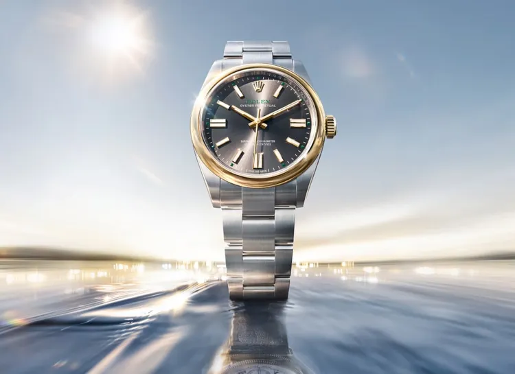 勞力士OYSTER PERPETUAL 41（Ref. 134303），41mm ，黃金鋼錶殼（18K黃金與蠔式鋼） ，石板灰色錶盤（6點鐘位置鐫刻「100 years」字樣） ，蠔式錶帶 ，3230機芯，32萬6000元。品牌提供