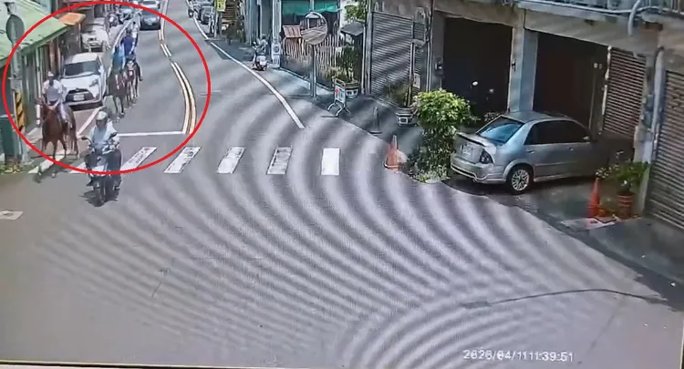 鄧姓男子等3人騎馬在街頭奔馳，遭到警方開罰。民眾提供