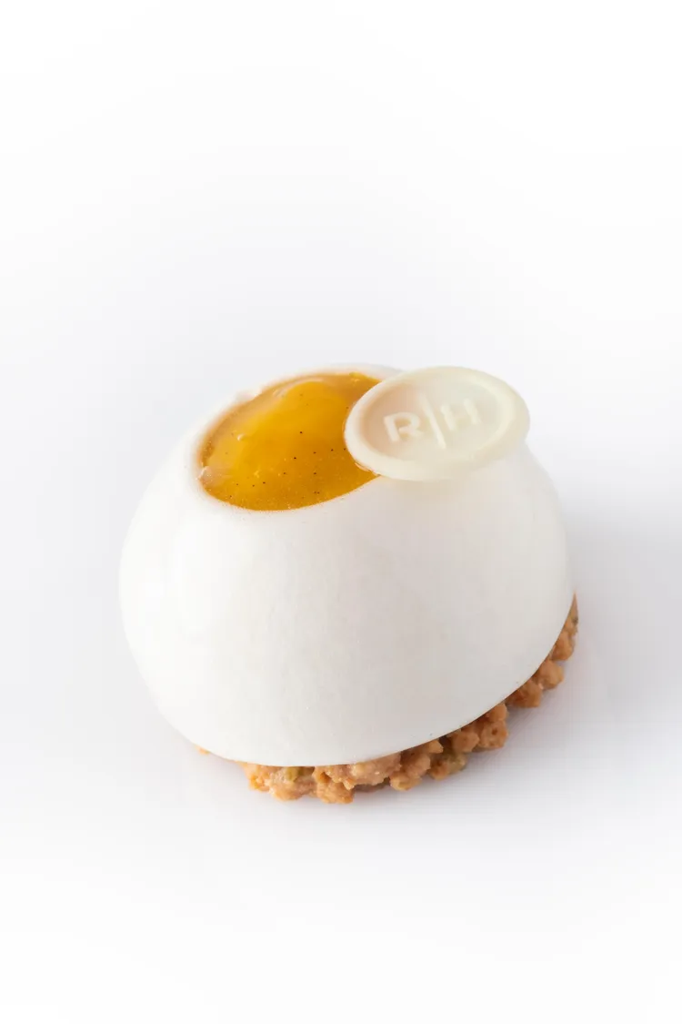 限時品鑑「島嶼椰香慕斯」盡享明亮熱帶香氣。台北君悅酒店提供