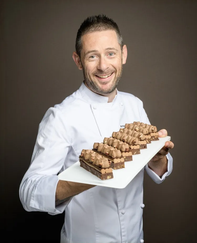 法國「巧克力界 LV」Weiss品牌大使Richard Hawke於4/16起客座茶苑，首獻7款法式純素甜點。台北君悅酒店提供