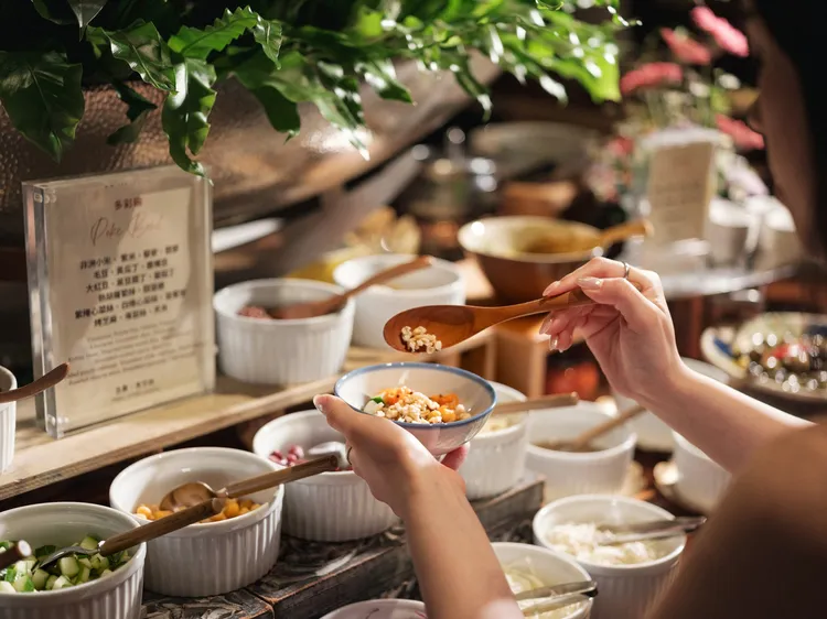 茶苑招牌菜必嚐多彩碗poke bowl、高麗菜捲、綠色威靈頓。台北君悅酒店提供