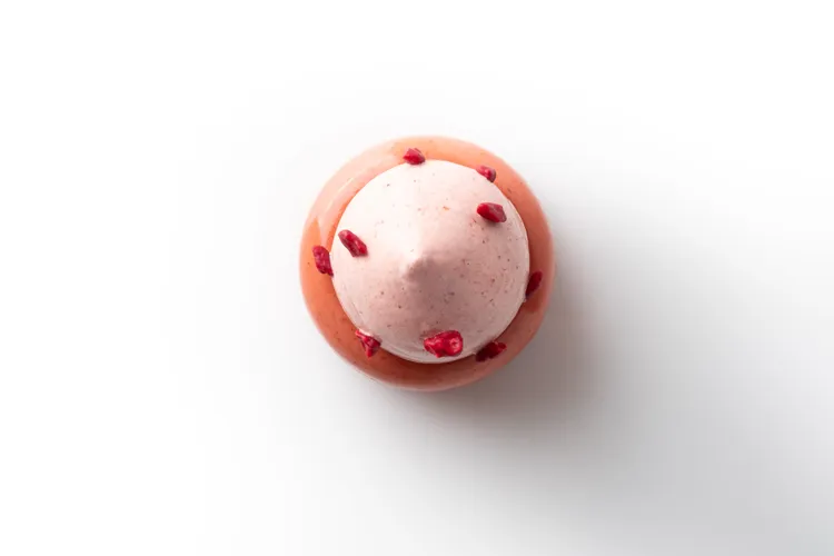 限時品鑑「粉漾莓果慕斯」細品水果的酸甜純粹。台北君悅酒店提供