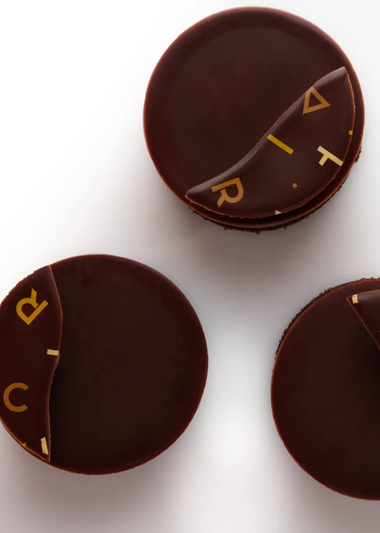 限時品鑑「純植黑巧克力塔」體驗經典可可風韻。台北君悅酒店提供