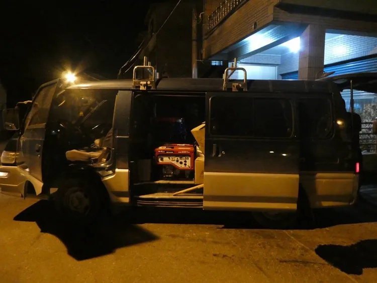 車內藏有大量疑似毒品半成品及製毒設備。翻攝畫面