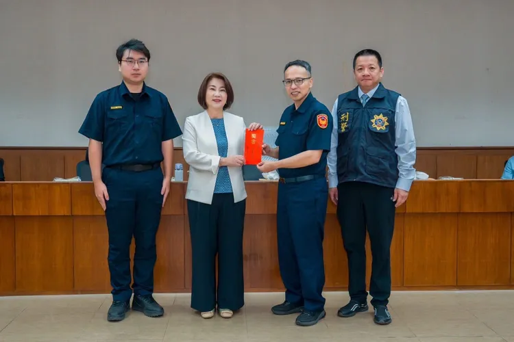 屏東縣長周春米親自表揚有功人員。翻攝畫面