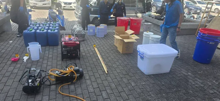 車內藏有大量疑似毒品半成品及製毒設備。翻攝畫面