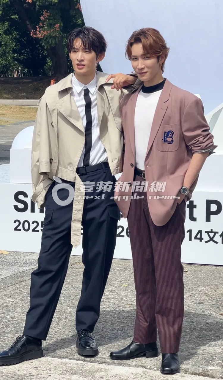 向井康二（左）、渡邊翔太去年10月來台為Snow Man快閃店站台，笑稱像「蜜月旅行」。陳薇安攝