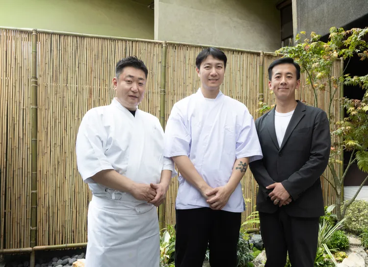 鳥匠石井社長石井吉智（左起）、燒鳥すみか料理長陳珽華（Tim）與外場副理張堯欽（Eric）。業者提供