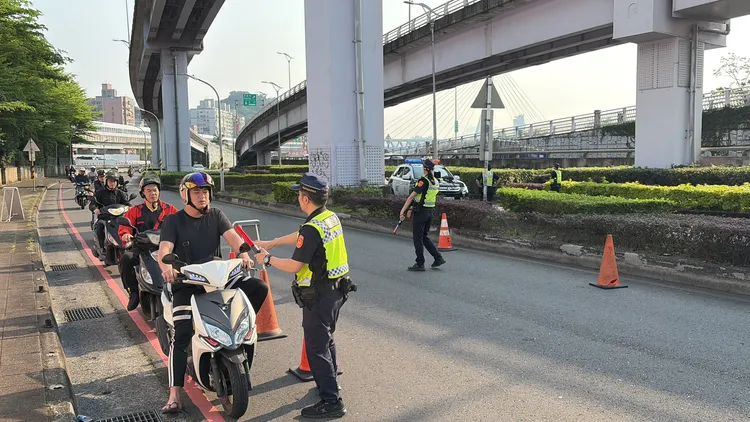 警方針對轄內容易酒駕路段設置攔檢點。翻攝畫面